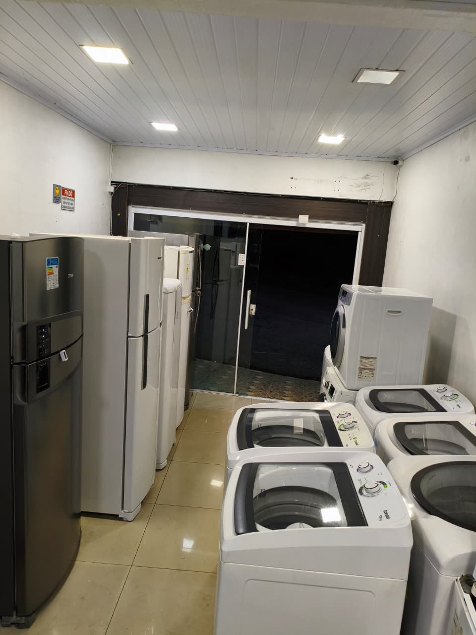 Loja MG com máquinas de lavar e geladeiras revisadas